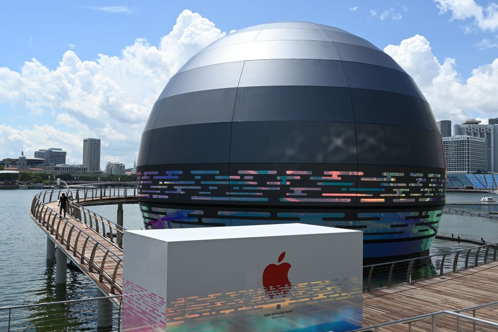 In Singapore the first floating Apple Store: A transparent glass dome