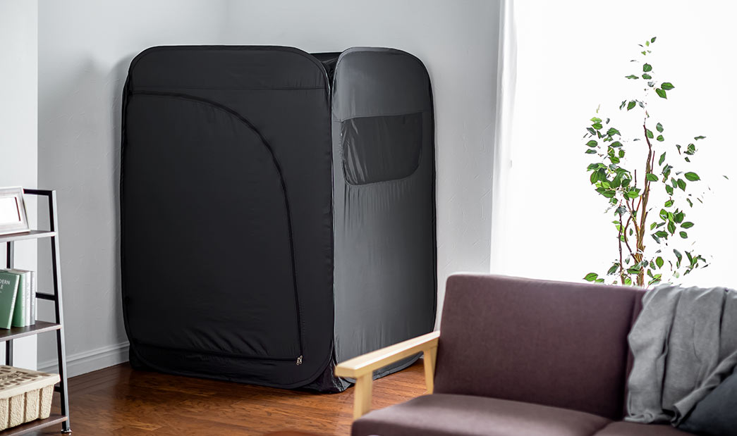Tent-desk to "isolate yourself from noise" during smart working 